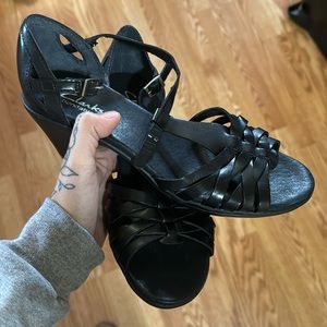 Black strappy Clark’s size 7 1/2
